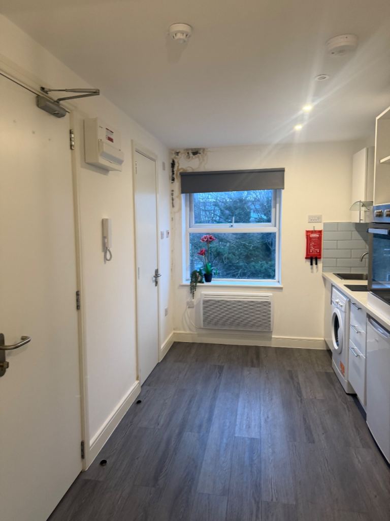 Flat Camberwell Road in Greater London