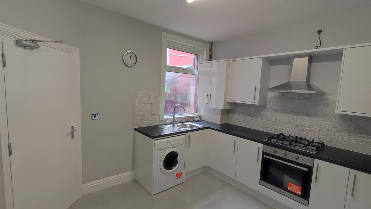 Room Ashburnham Road in Luton