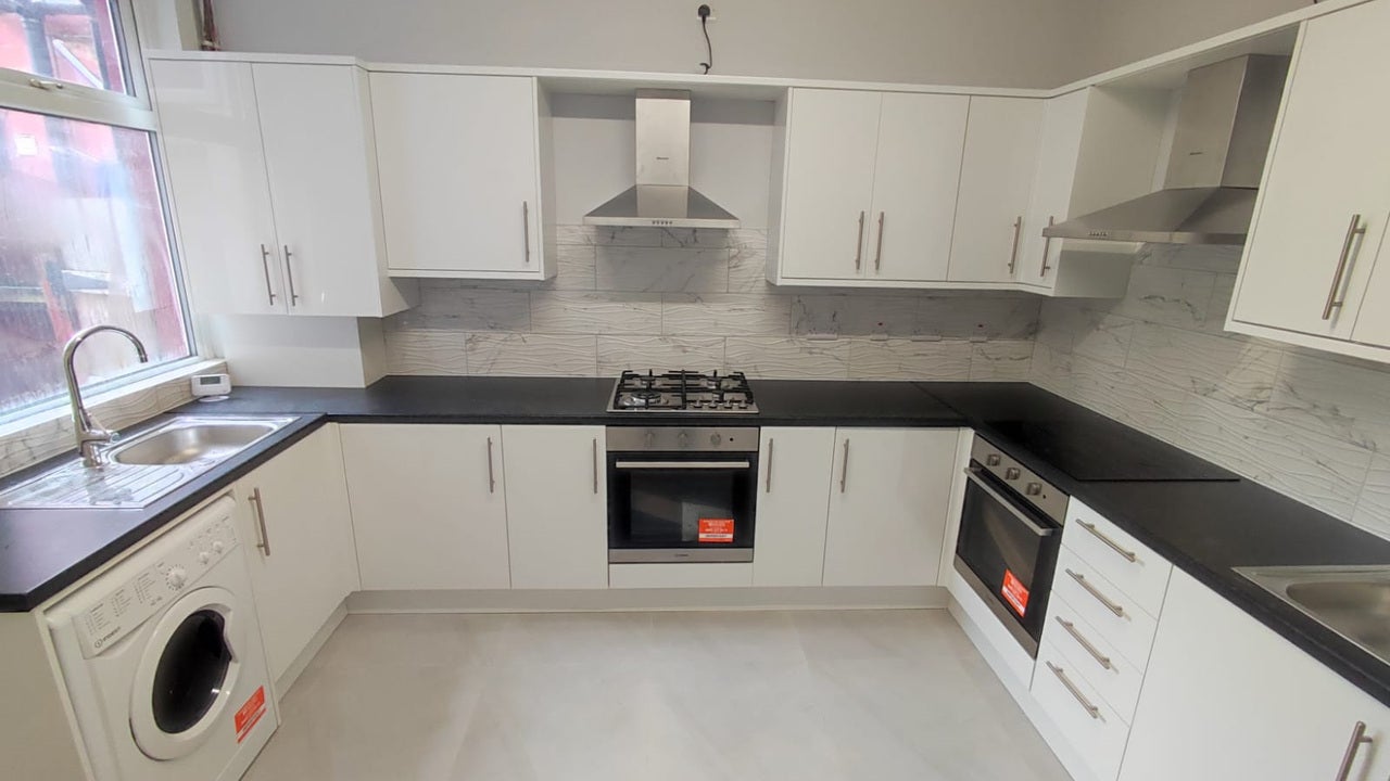 Room Ashburnham Road in Luton