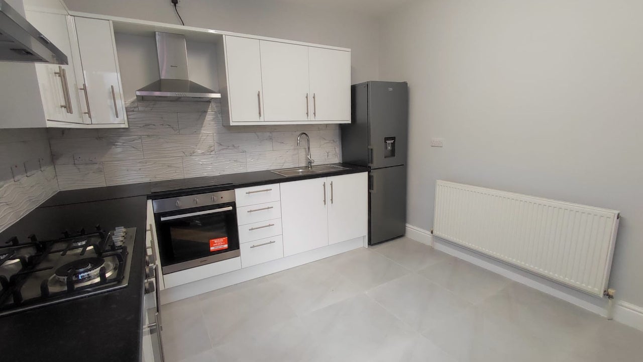 Room Ashburnham Road in Luton