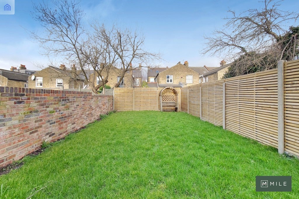 Flat Ridley Road in Greater London
