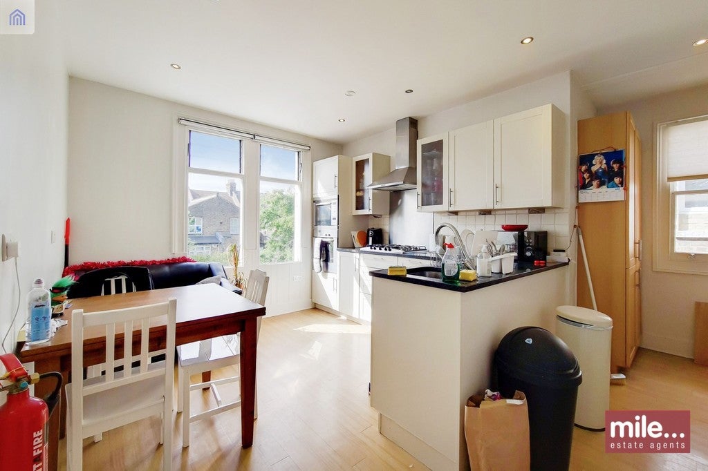 Flat Ridley Road in Greater London