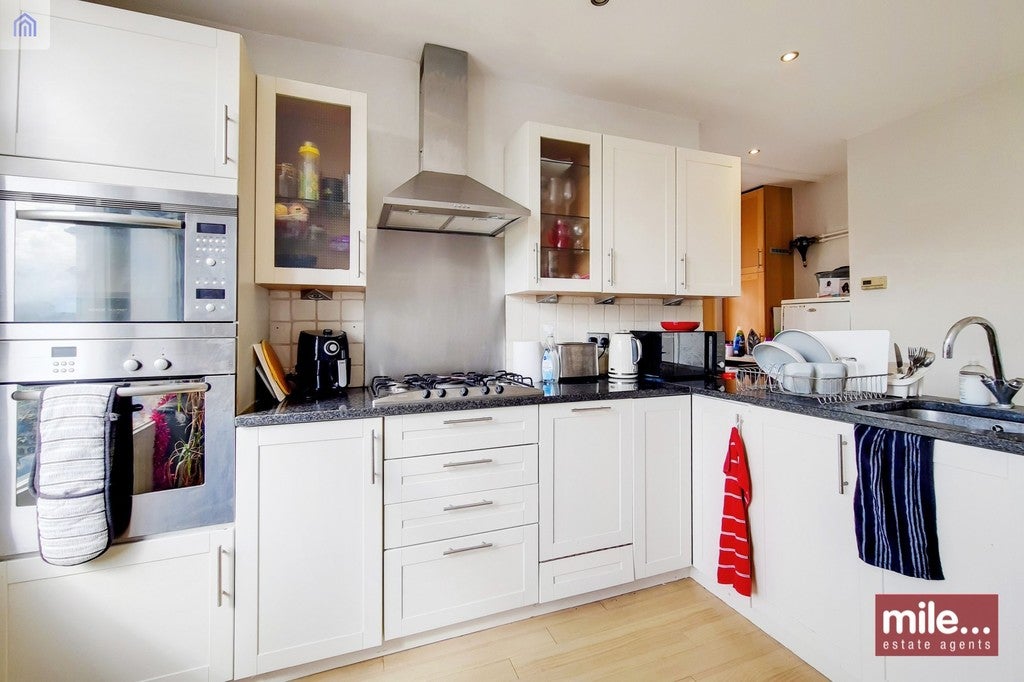 Flat Ridley Road in Greater London