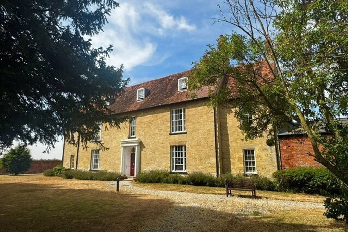 Flat Manor Farm Lane in Milton Keynes