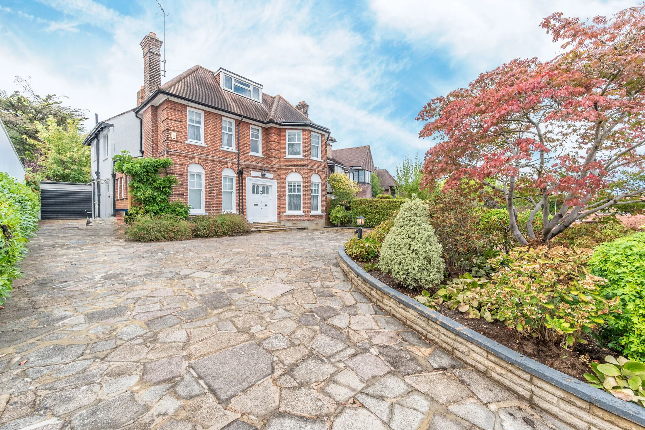 House Oakleigh Avenue in Greater London