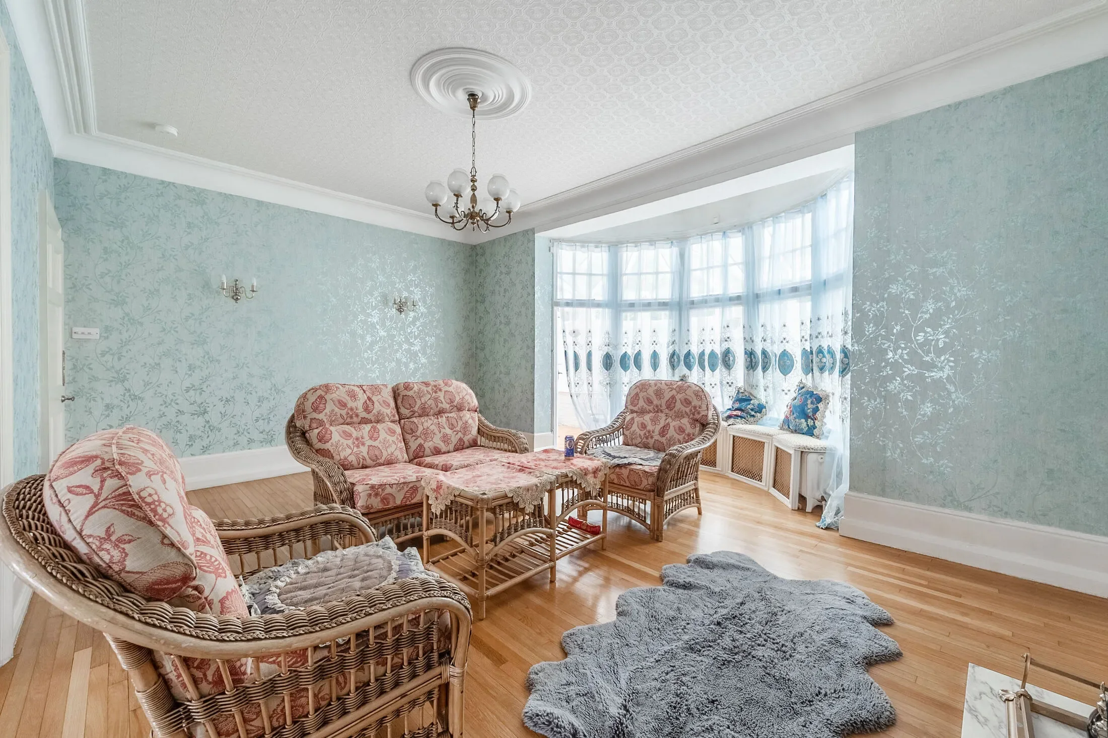 House Oakleigh Avenue in Greater London