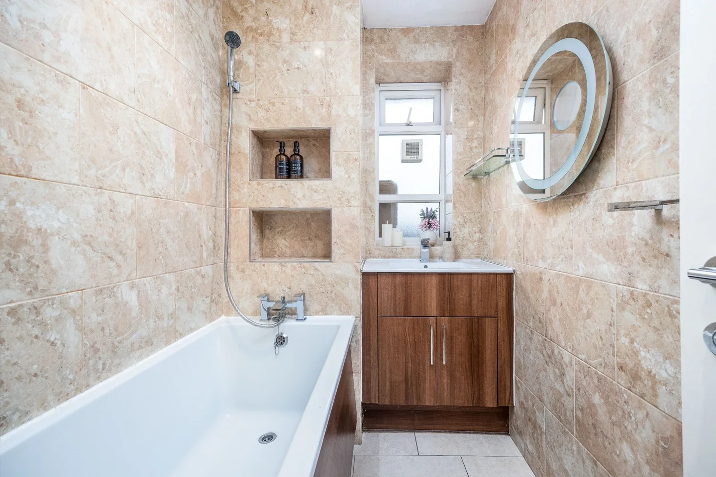 Room Lancaster Court in Greater London