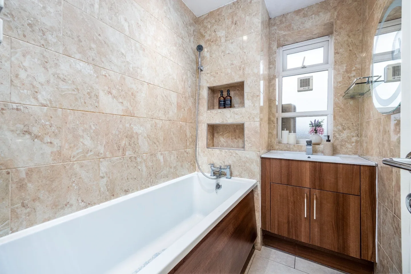Room Lancaster Court in Greater London