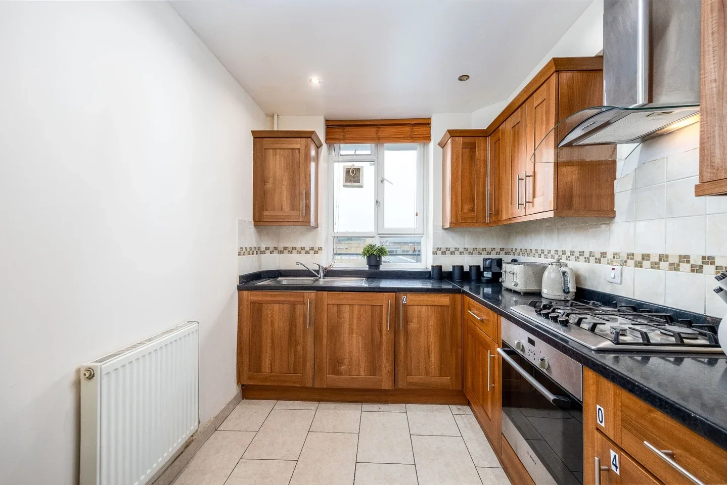 Room Lancaster Court in Greater London