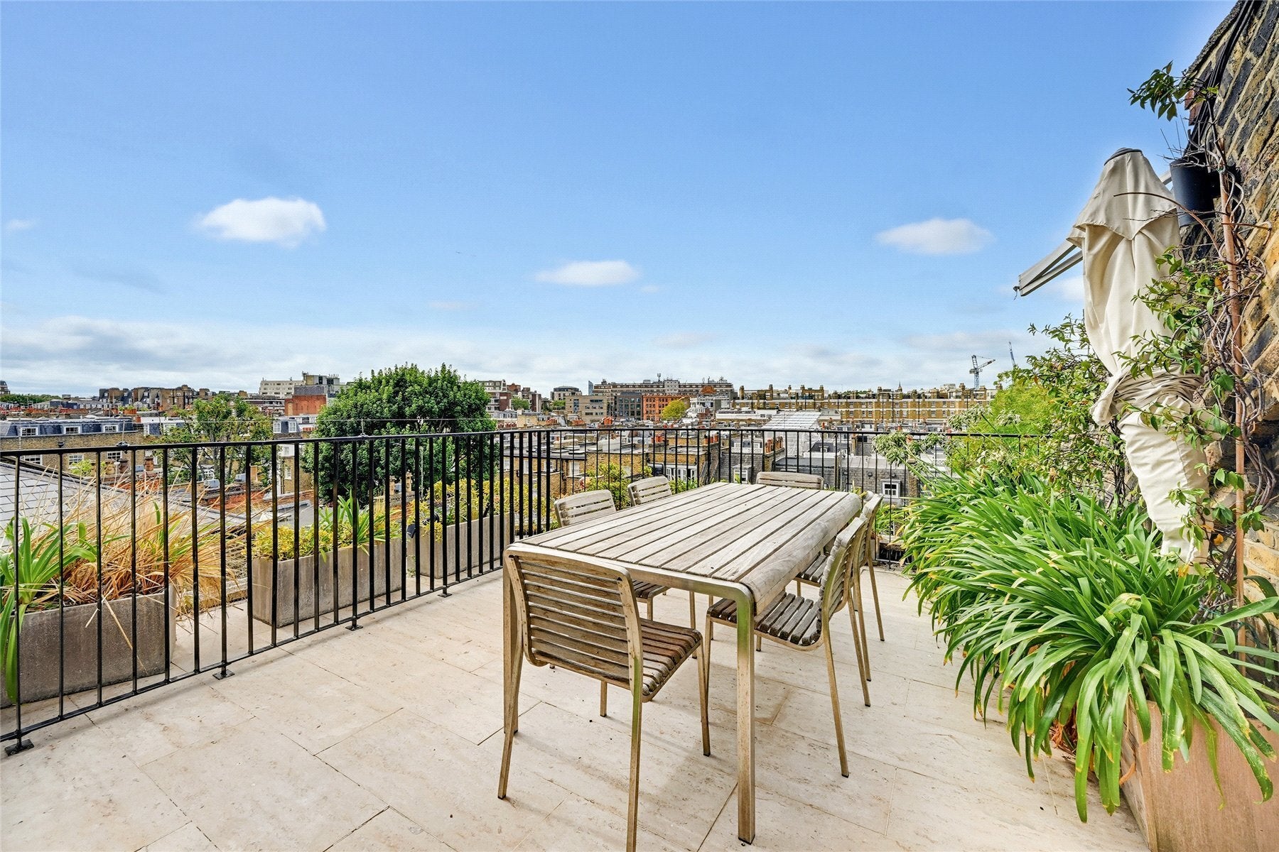 Flat Lennox Gardens in Greater London