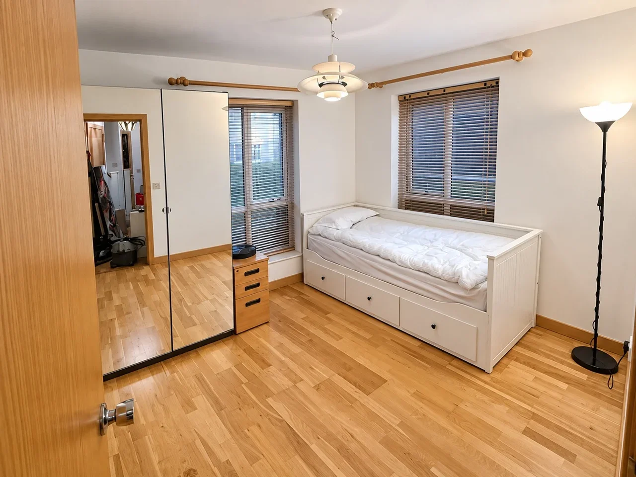 Room Evergreen Drive in Greater London