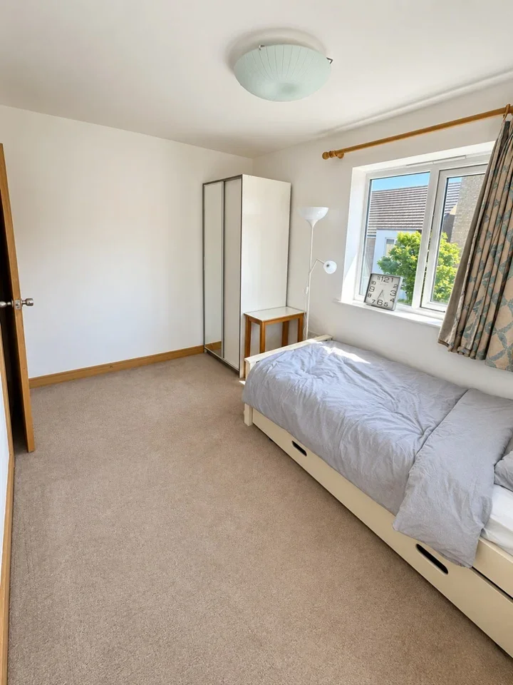 Room Evergreen Drive in Greater London