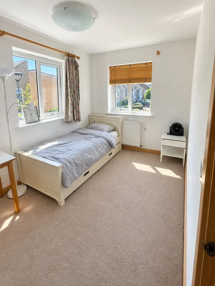 Room Evergreen Drive in Greater London