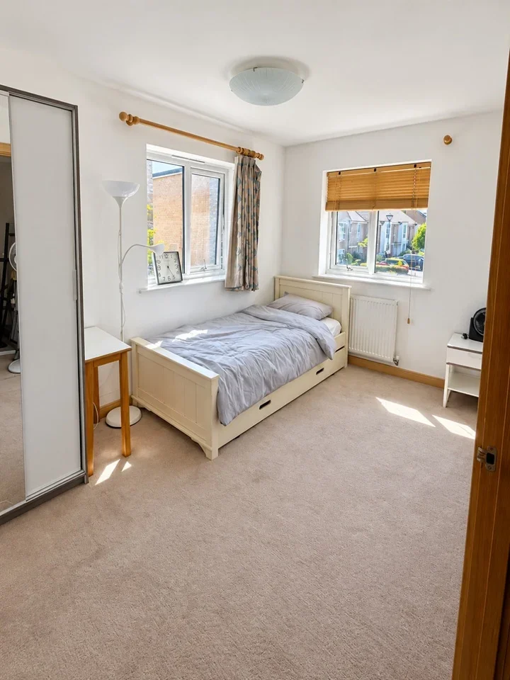 Room Evergreen Drive in Greater London