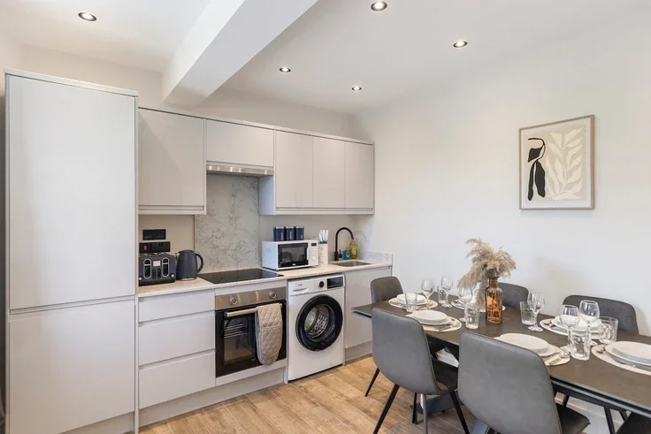 Flat Kew Road in Greater London