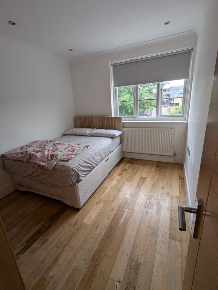 Room Powys Lane in Greater London