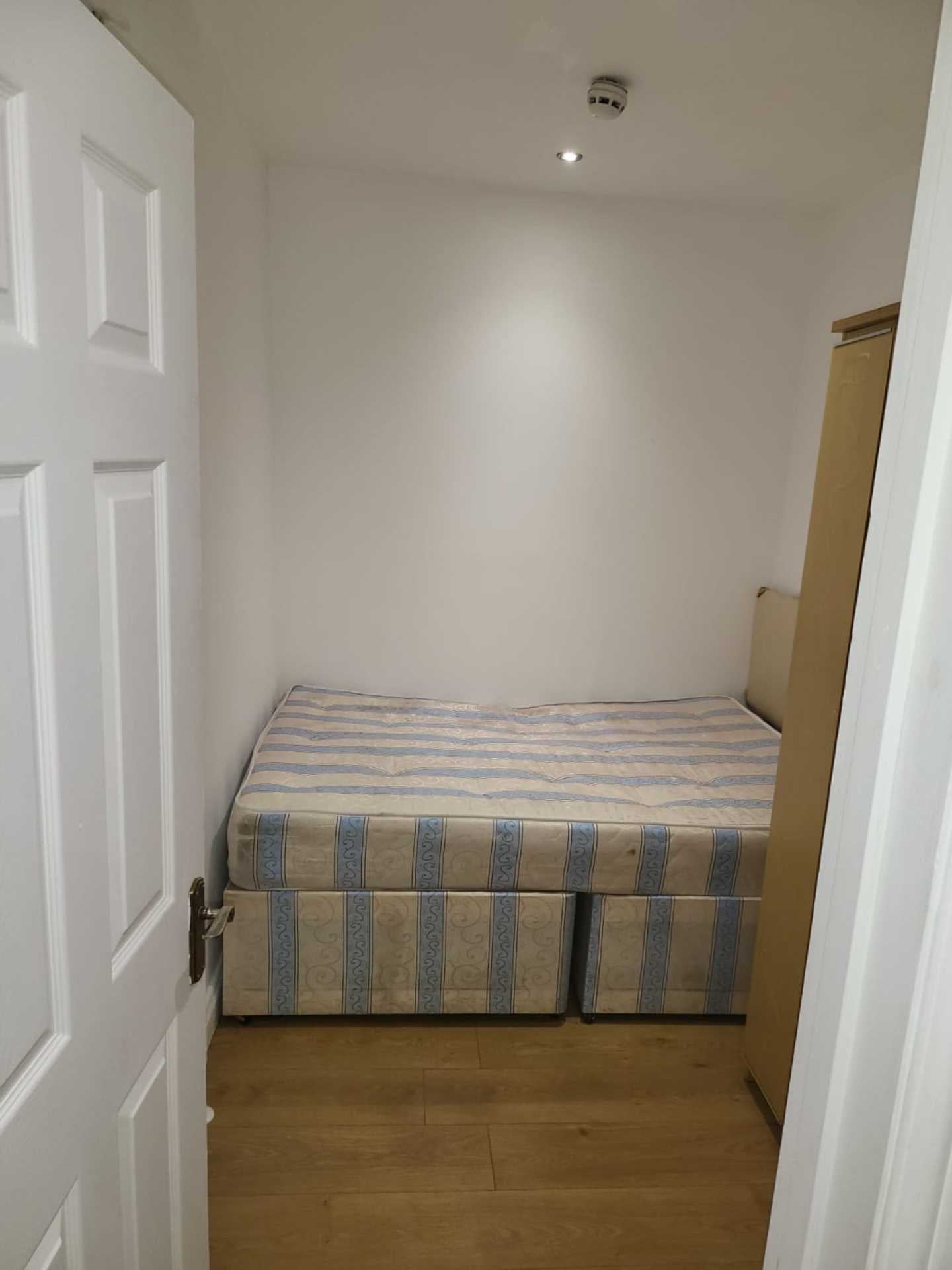 Flat Boston Road in Greater London