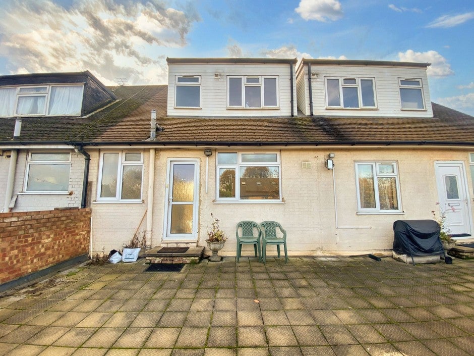 Flat Oxford Gardens in Denham