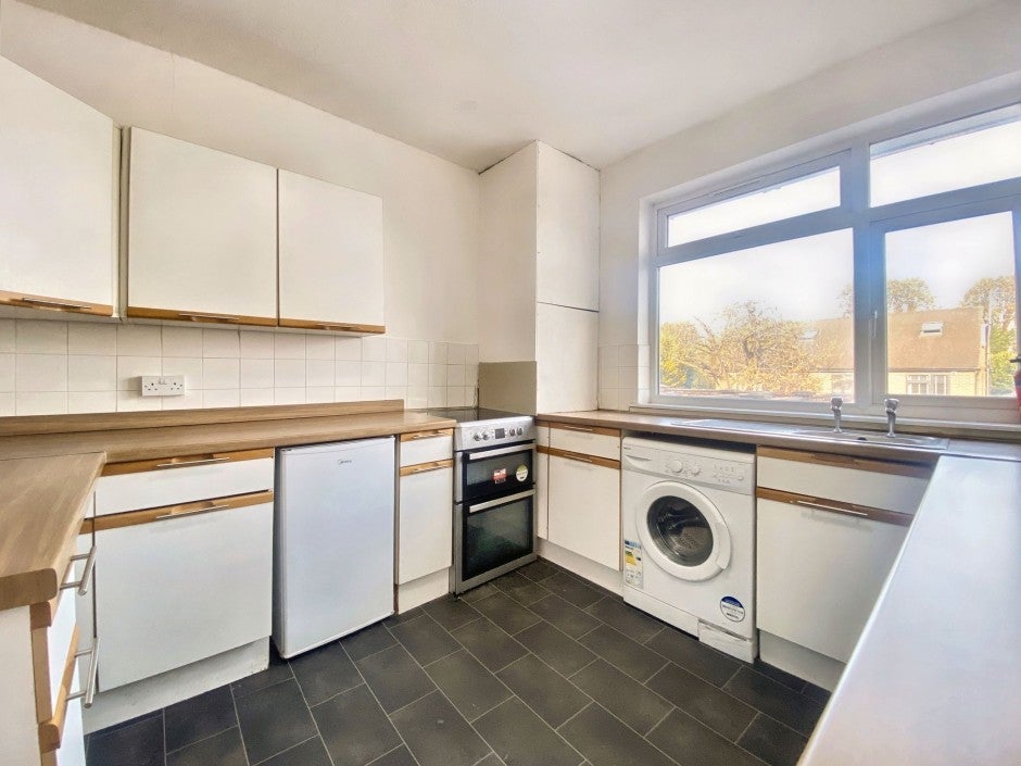 Flat Oxford Gardens in Denham