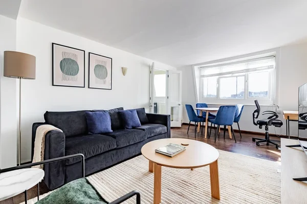 Flat Hogarth Road in London