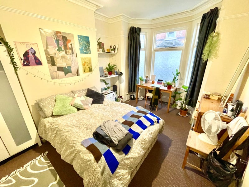 Room Tudor Grove in Nottingham