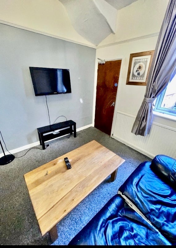 Room Tudor Grove in Nottingham