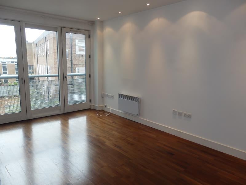 Flat Christchurch Road in Greater London