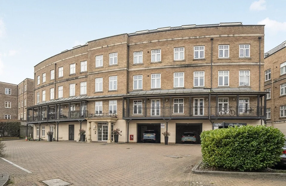 Flat Mackintosh Street in Greater London