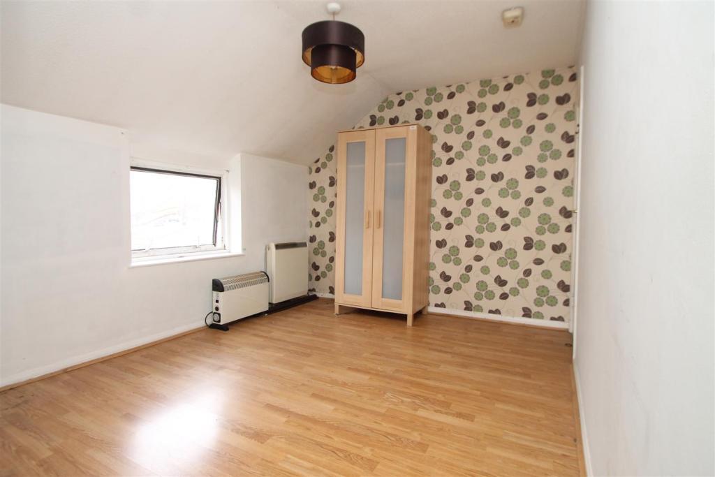 Room West Wycombe Road in High Wycombe