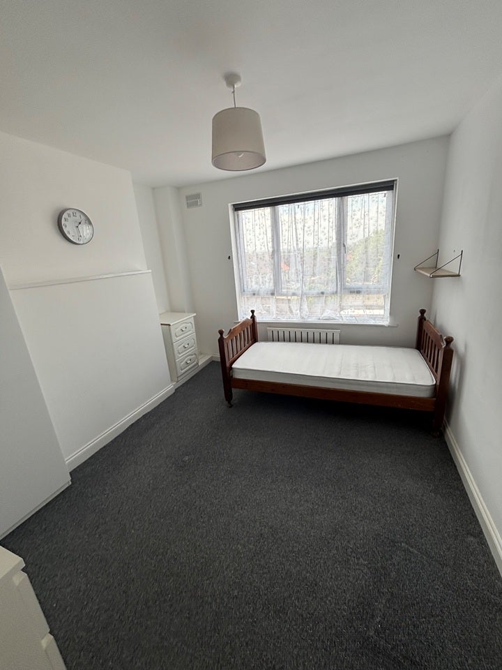 Room Chingford Mount Road in Greater London