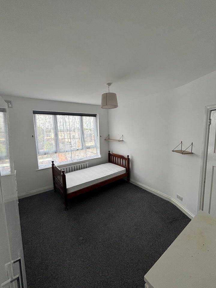 Room Chingford Mount Road in Greater London