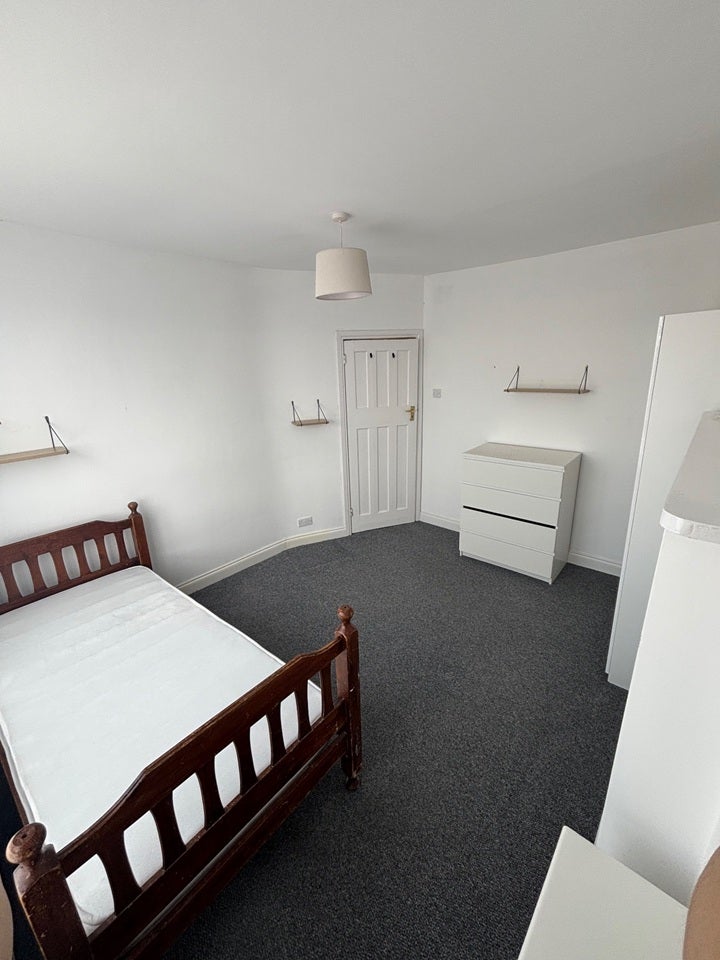 Room Chingford Mount Road in Greater London
