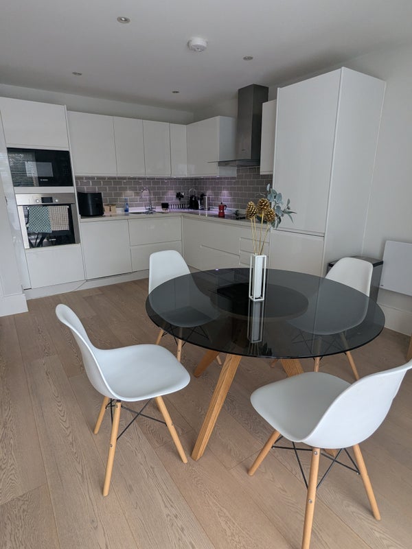Room Clapham Road in Greater London
