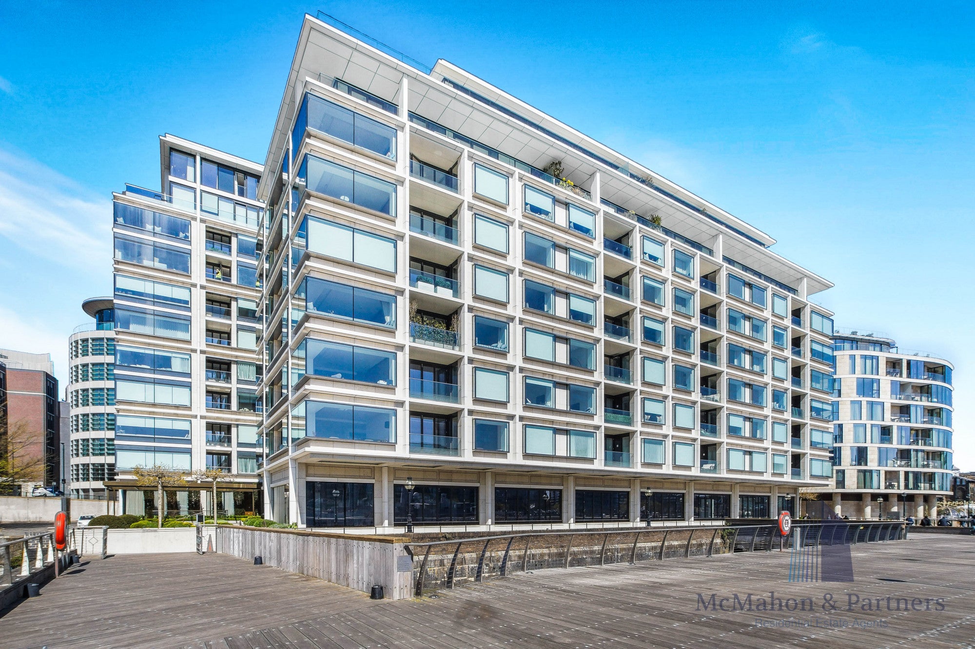 Flat Sugar Quay Walk in London