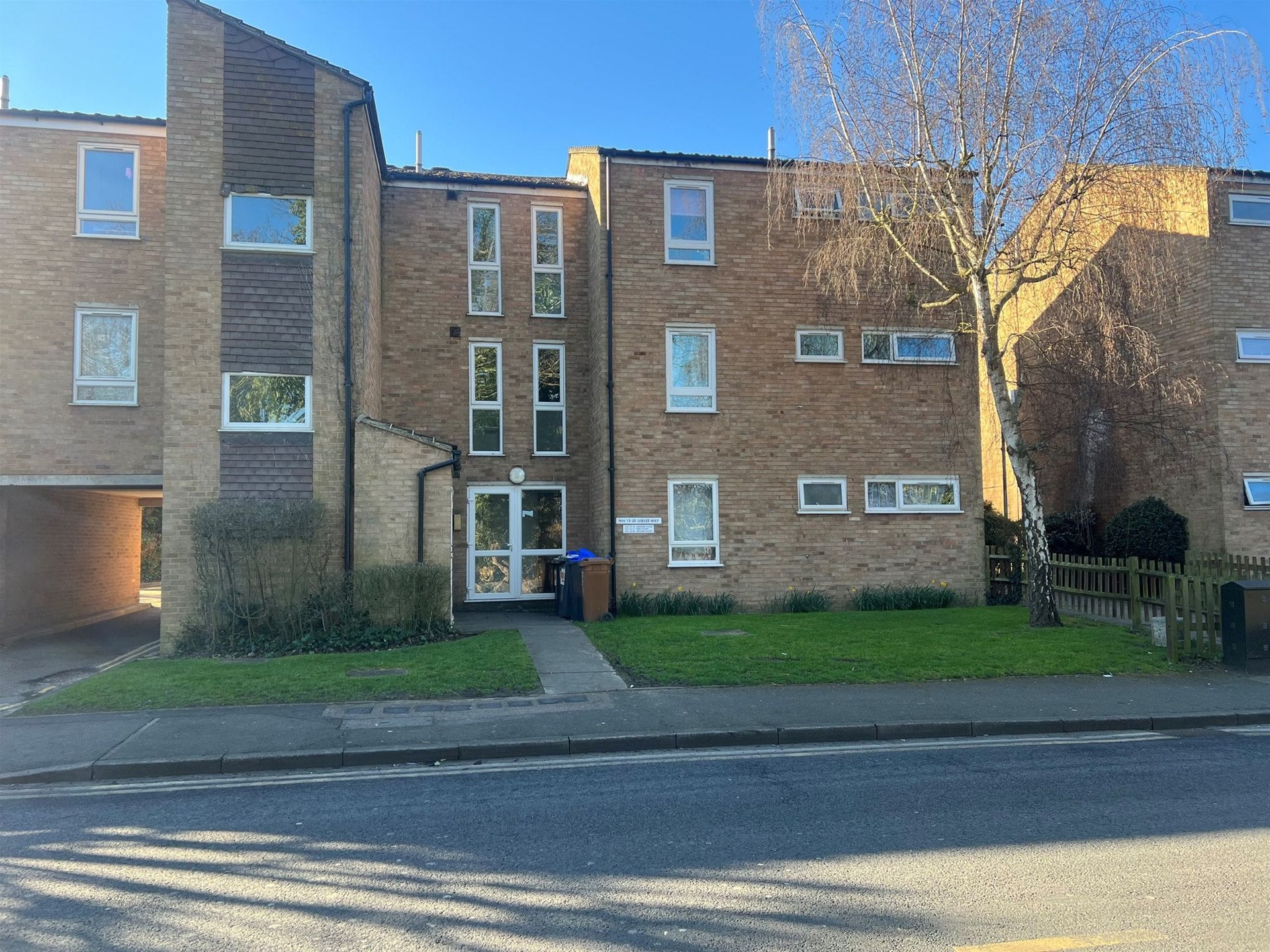 Flat Jubilee Way in Greater London