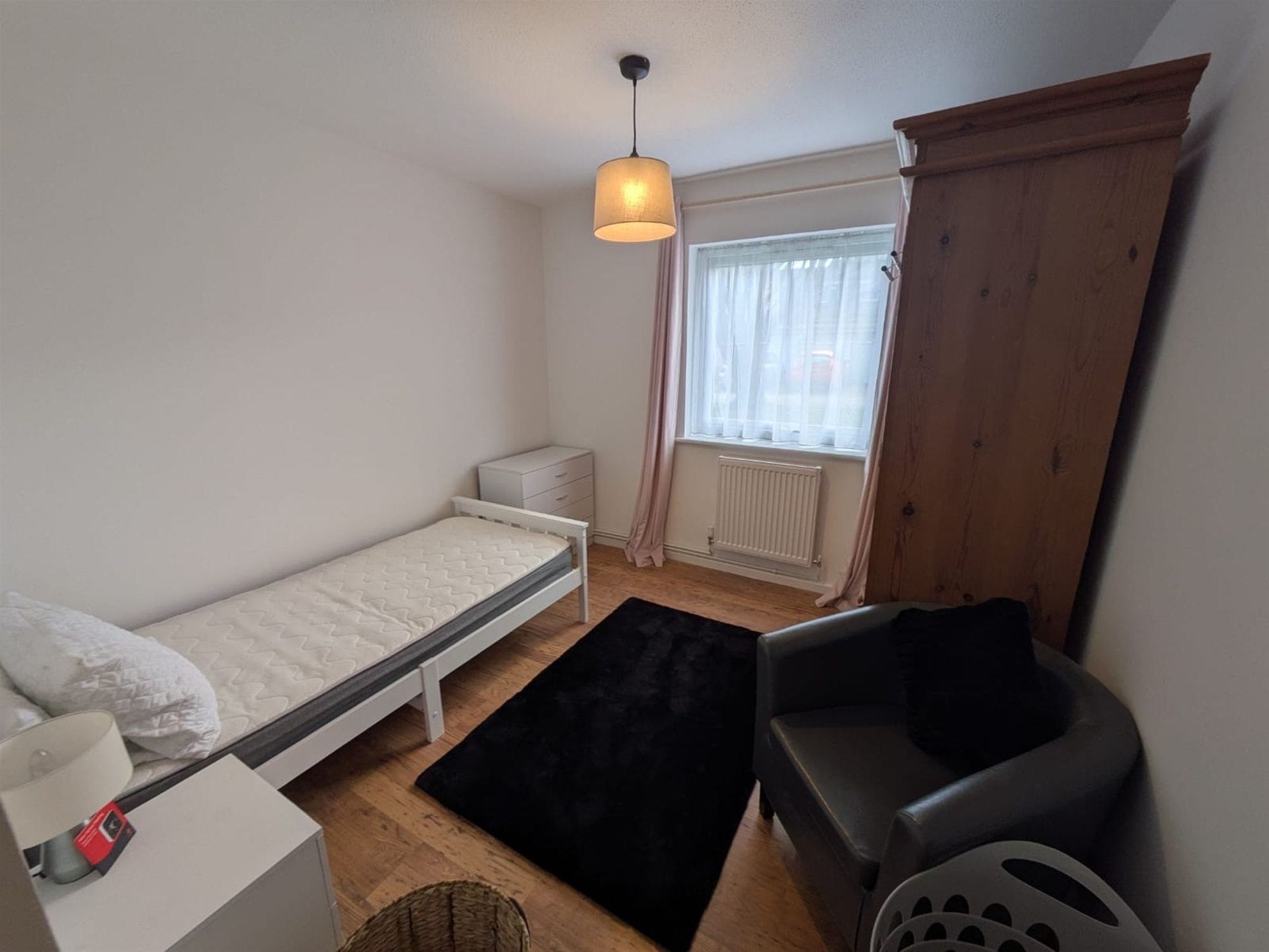 Flat Jubilee Way in Greater London