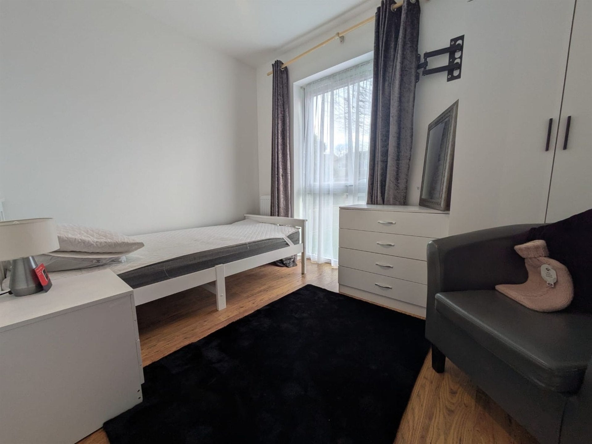 Flat Jubilee Way in Greater London