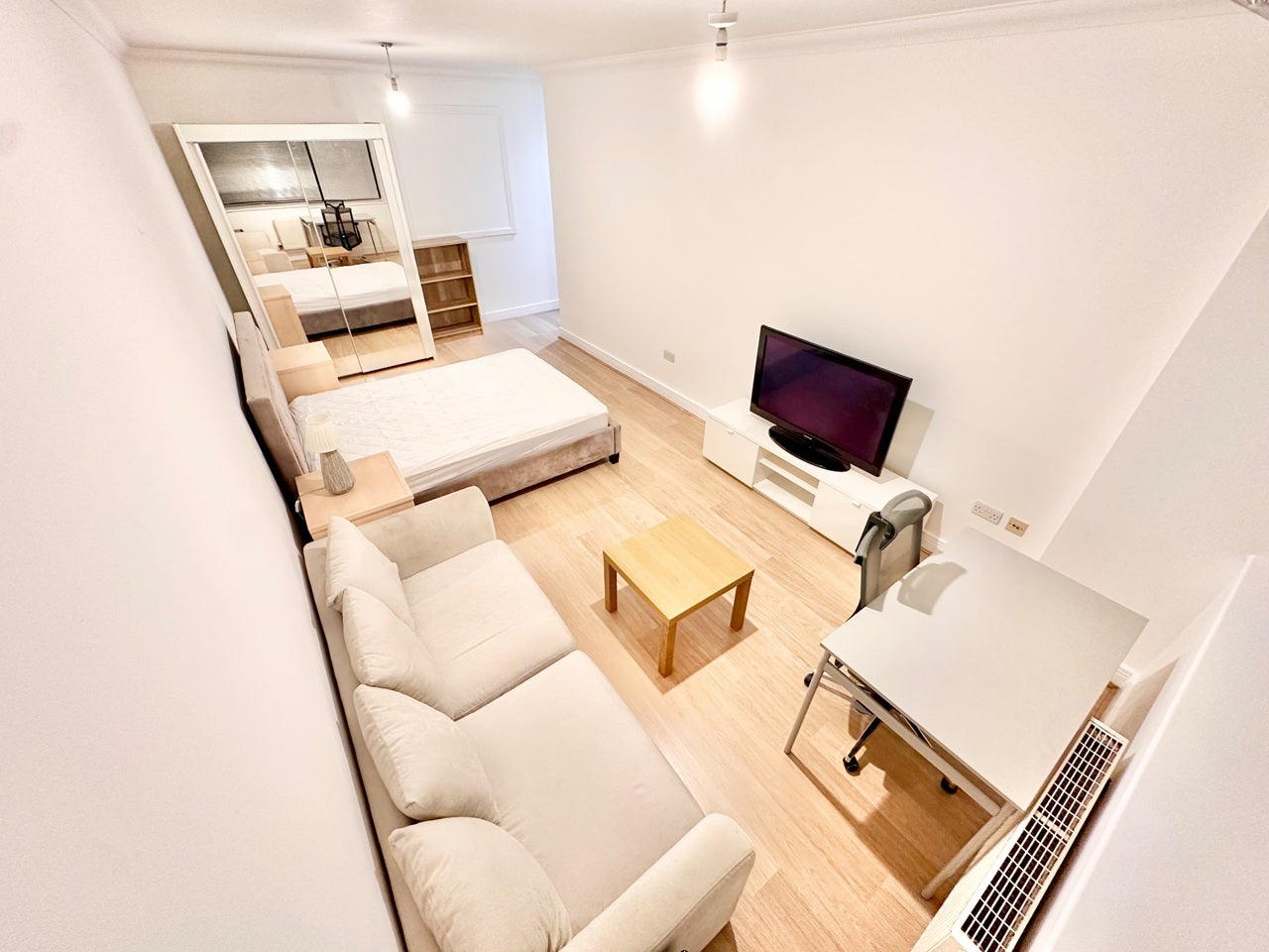 Room Brunswick Road in Greater London