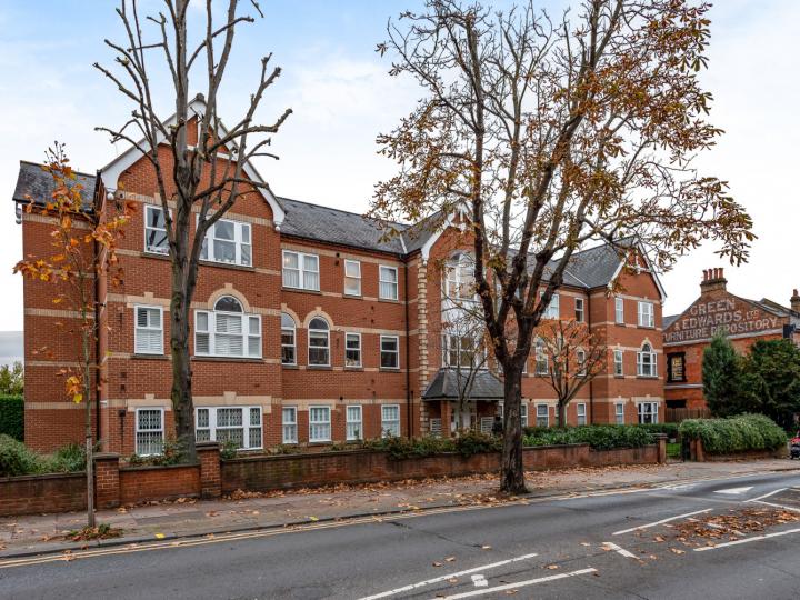 Flat Salusbury Road in Greater London