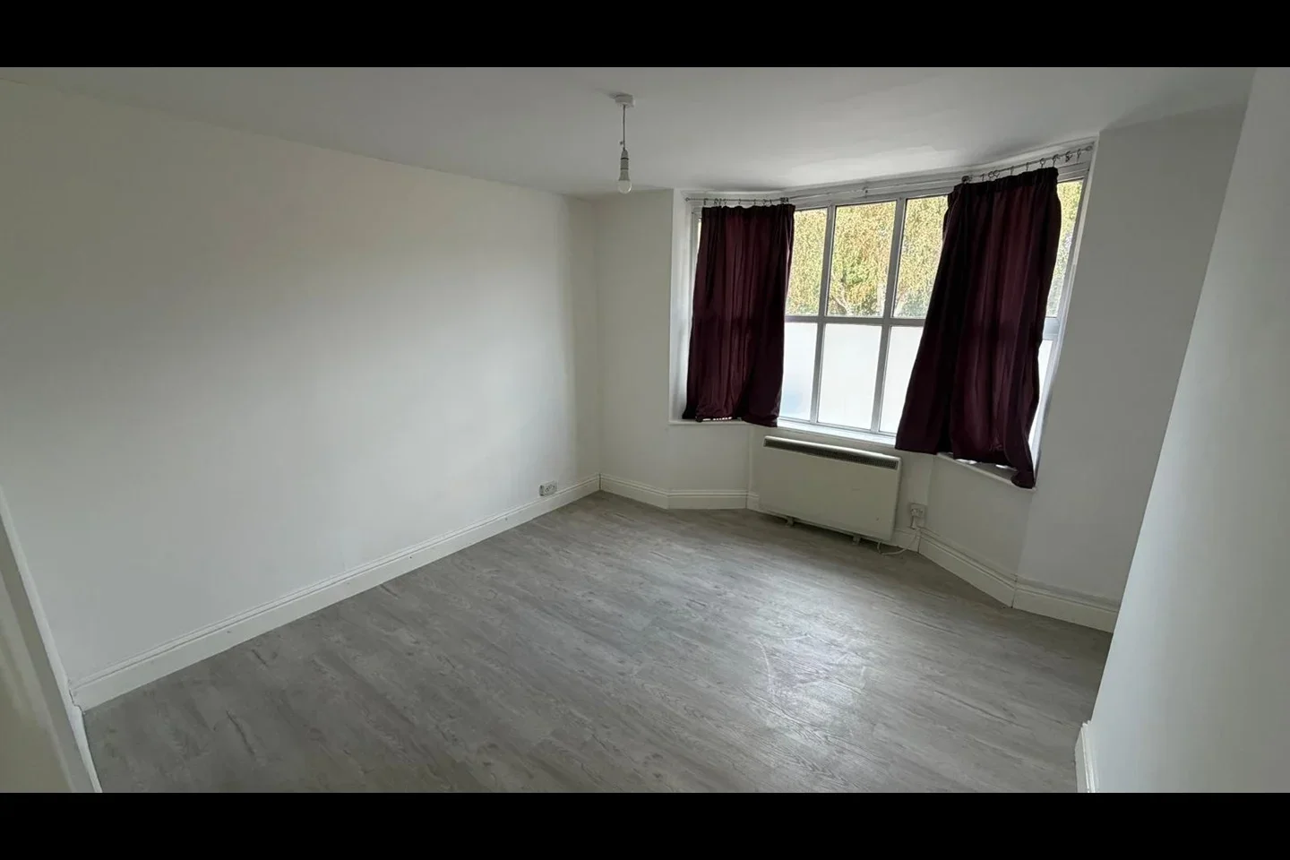 Flat Worplesdon Road in Guildford