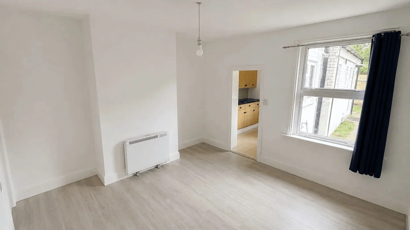 Flat Worplesdon Road in Guildford