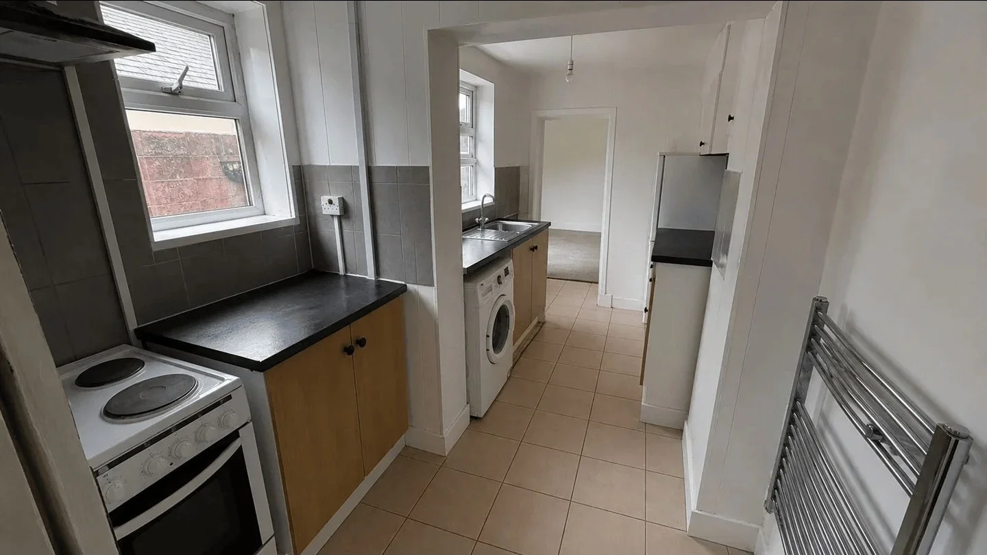 Flat Worplesdon Road in Guildford
