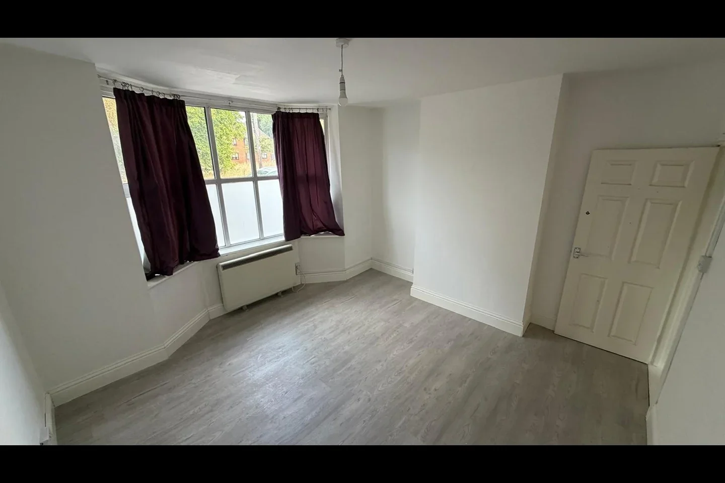 Flat Worplesdon Road in Guildford