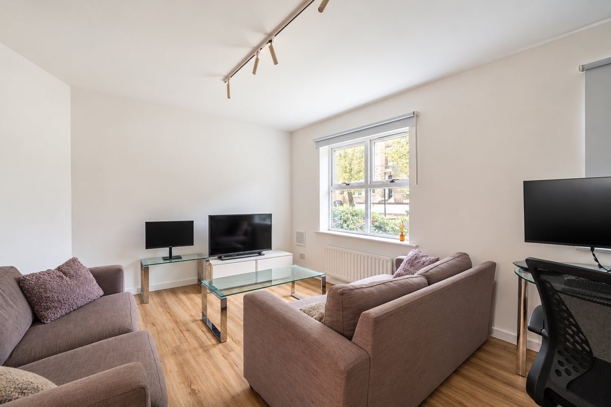 Flat Gower Close in Greater London