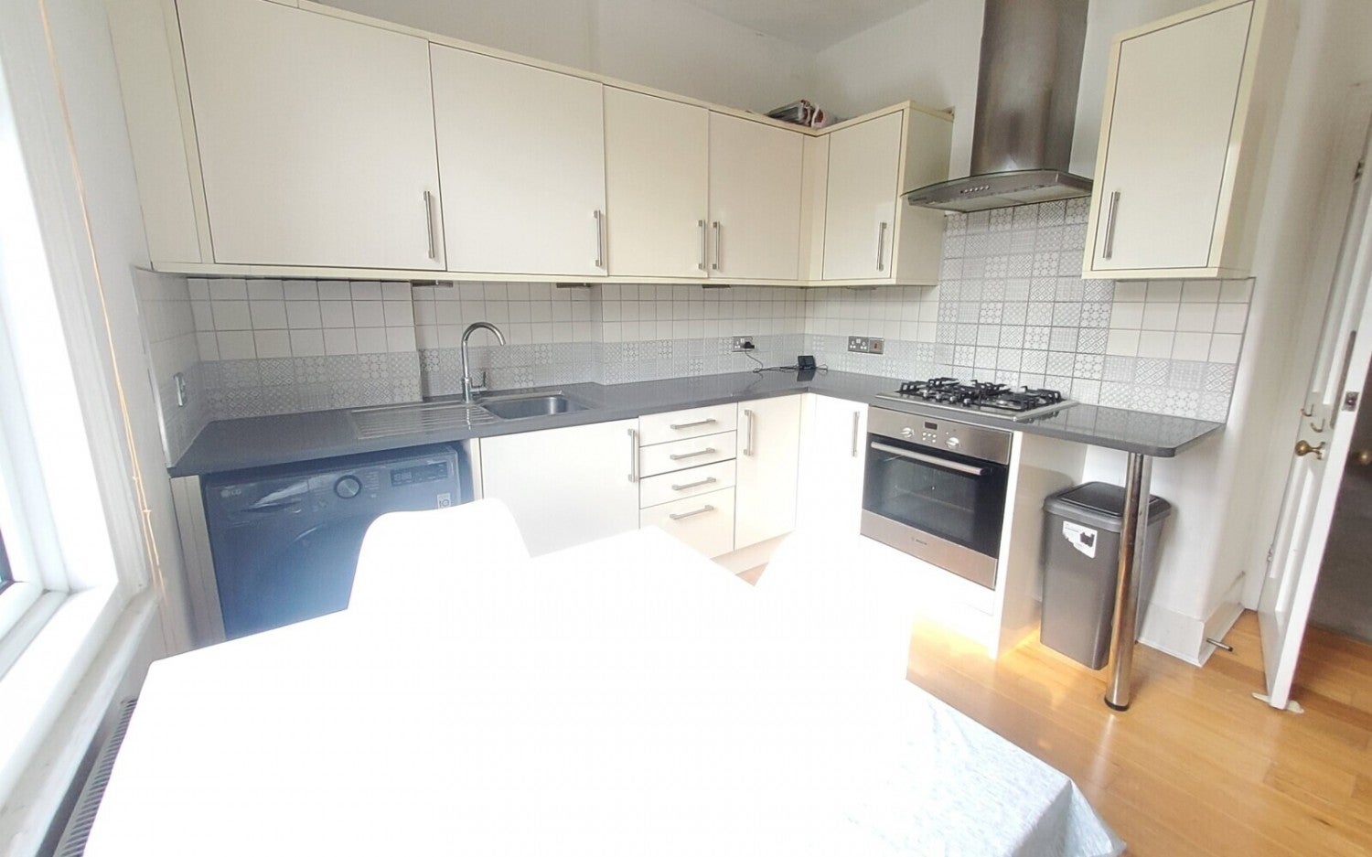 Flat Radnor Avenue in Greater London
