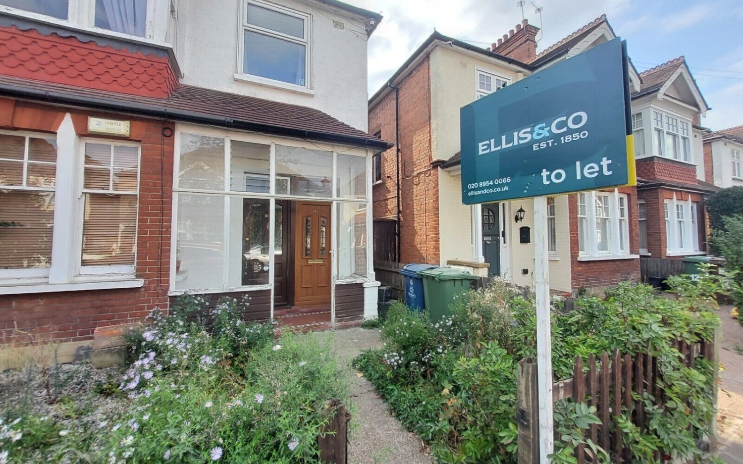 Flat Radnor Avenue in Greater London