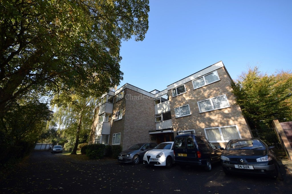 Flat Valentines Road in Greater London