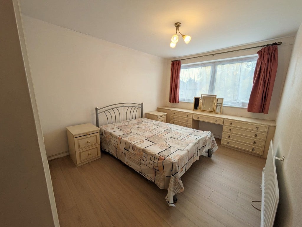 Flat Valentines Road in Greater London