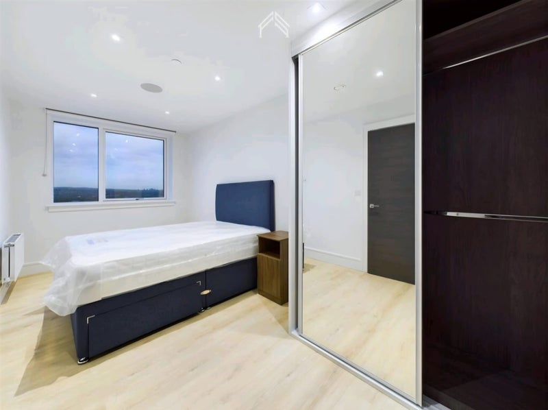Room North End Road in Greater London