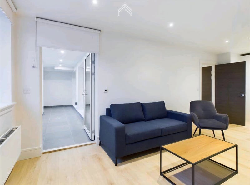 Room North End Road in Greater London